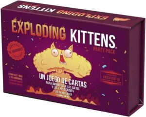 Exploding Kittens Party Pack es la versión más completa y festiva del popular juego de cartas que ha conquistado a millones. Con capacidad para hasta 10 jugadores, es ideal para animar tus reuniones familiares, fiestas con amigos o noches de juegos durante las vacaciones.